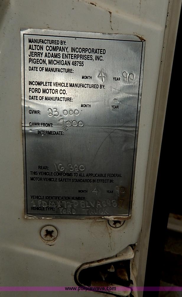 image for item H6186 1990 Ford F700 Crew Cab flatbed truck