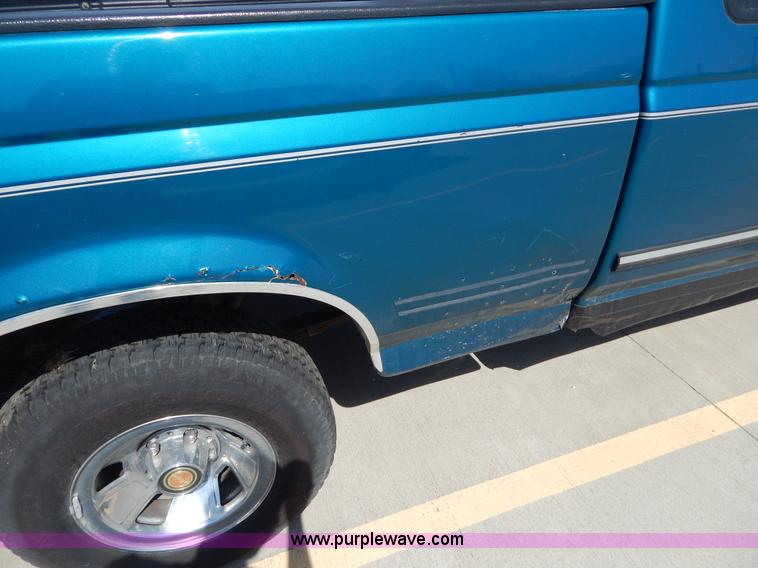 image for item I1069 1993 Ford F150 XL SuperCab pickup truck