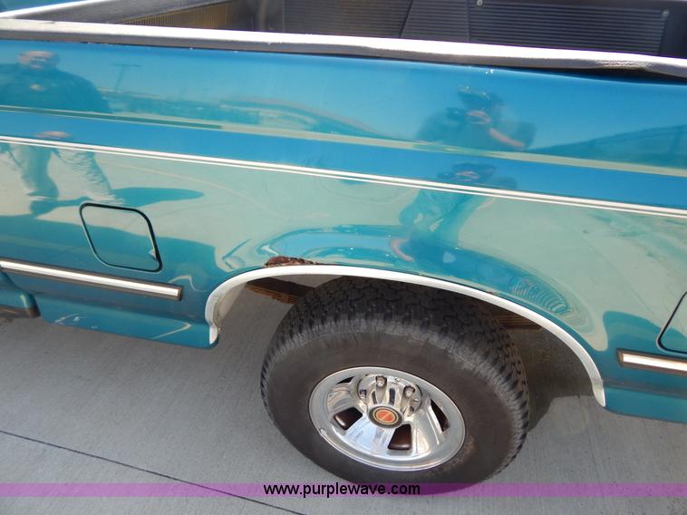 image for item I1069 1993 Ford F150 XL SuperCab pickup truck