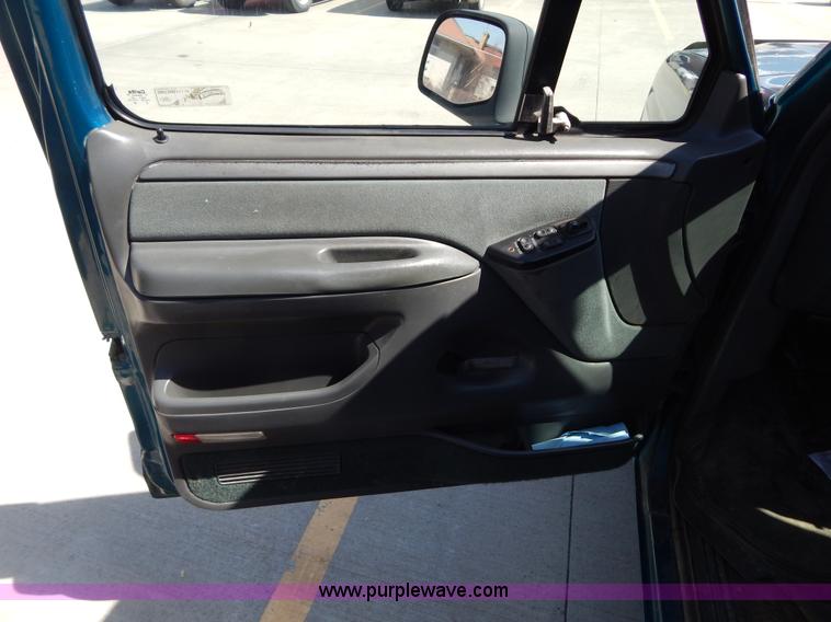 image for item I1069 1993 Ford F150 XL SuperCab pickup truck