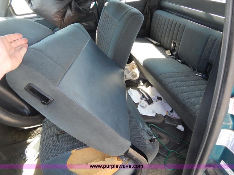 image for item I1069 1993 Ford F150 XL SuperCab pickup truck