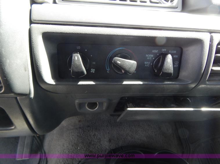 image for item I1069 1993 Ford F150 XL SuperCab pickup truck