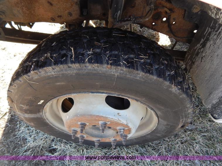 image for item I1117 1999 Ford F450 flatbed truck