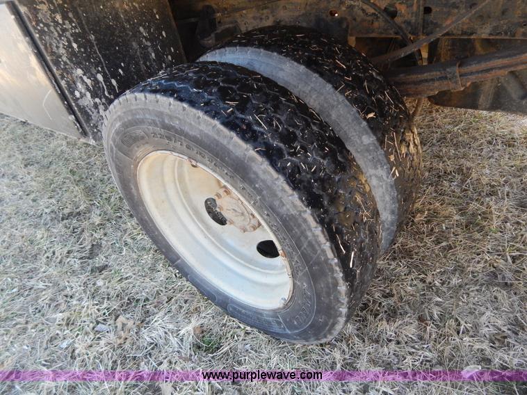 image for item I1117 1999 Ford F450 flatbed truck