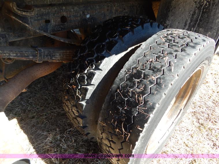 image for item I1117 1999 Ford F450 flatbed truck