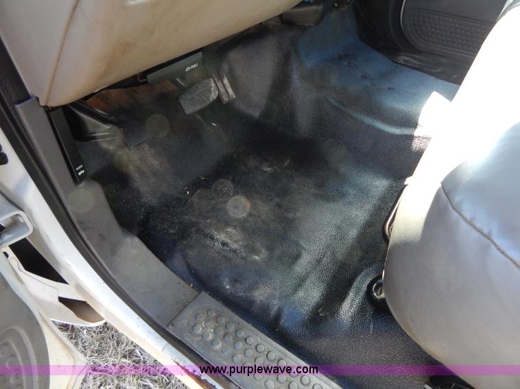 image for item I1117 1999 Ford F450 flatbed truck