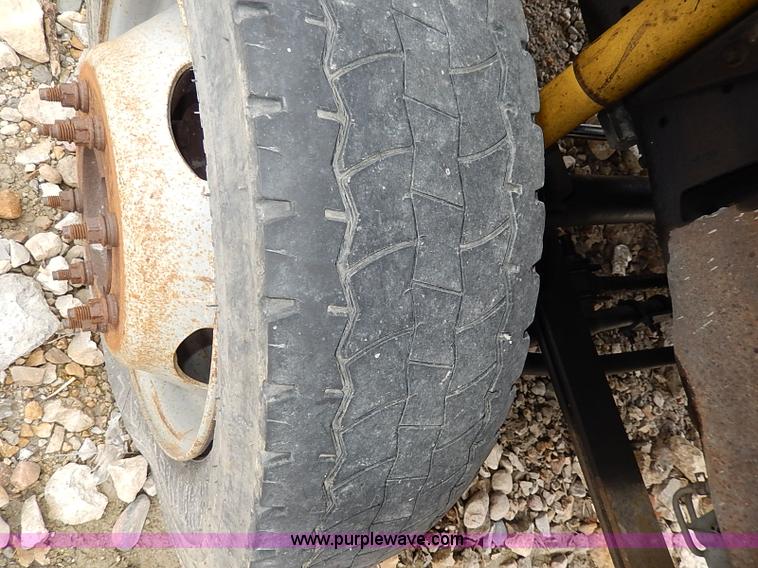 image for item I3708 2002 Ford F450 Super Duty XL flatbed pickup truck