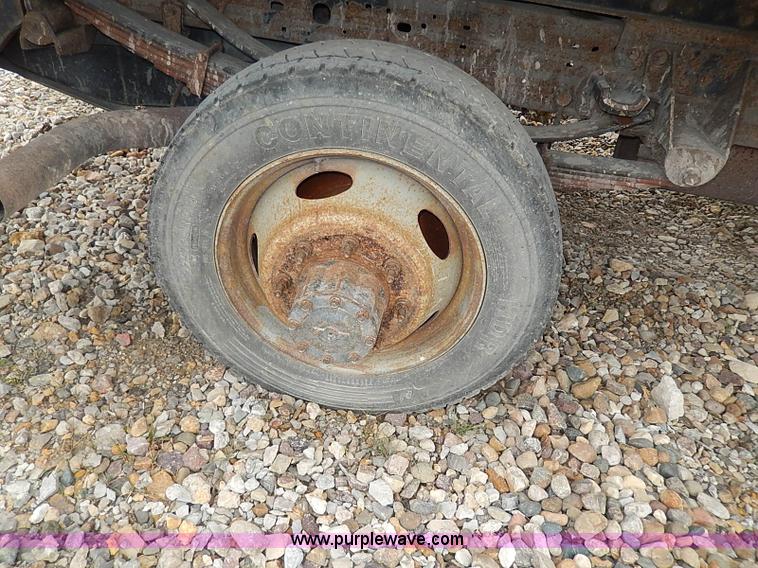 image for item I3708 2002 Ford F450 Super Duty XL flatbed pickup truck