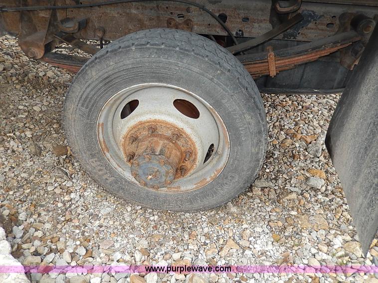 image for item I3708 2002 Ford F450 Super Duty XL flatbed pickup truck