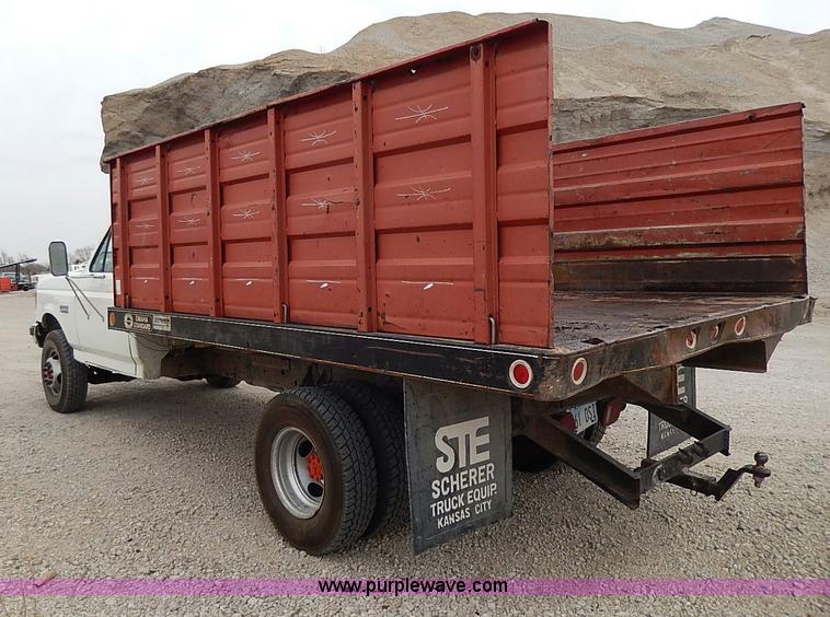 image for item I3709 1989 Ford F450 Super Duty XL dump bed truck