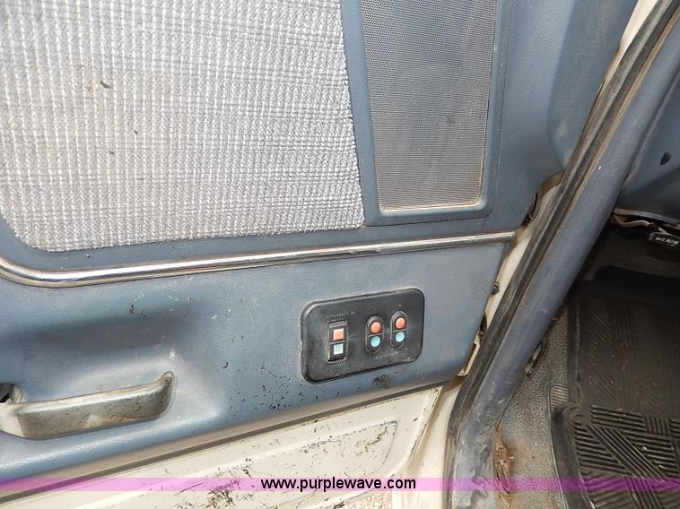 image for item I3709 1989 Ford F450 Super Duty XL dump bed truck