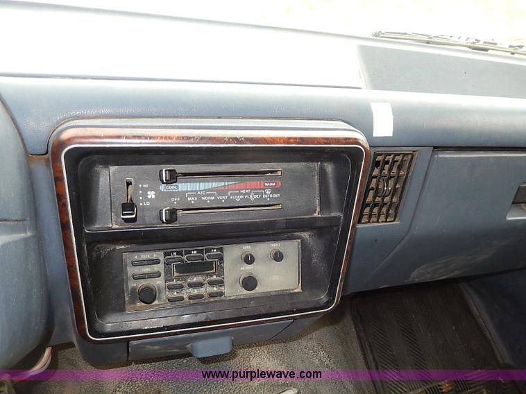 image for item I3709 1989 Ford F450 Super Duty XL dump bed truck