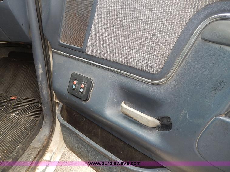 image for item I3709 1989 Ford F450 Super Duty XL dump bed truck