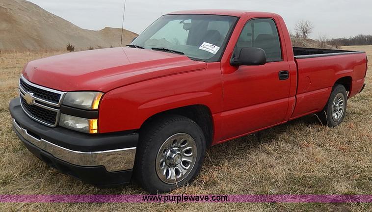 image for item I3722 2006 Chevrolet Silverado 1500 pickup truck
