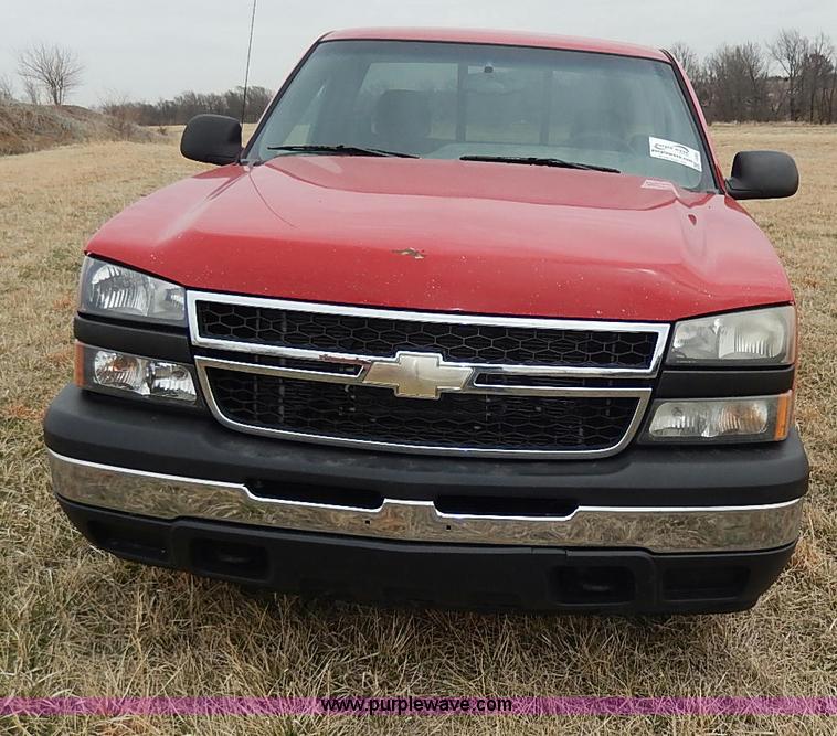 image for item I3722 2006 Chevrolet Silverado 1500 pickup truck