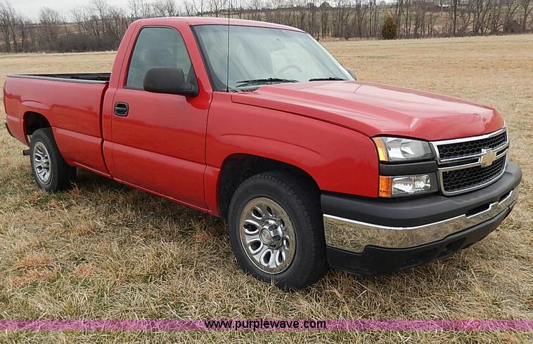 image for item I3722 2006 Chevrolet Silverado 1500 pickup truck