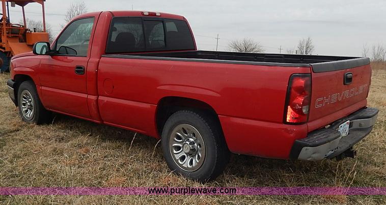 image for item I3722 2006 Chevrolet Silverado 1500 pickup truck