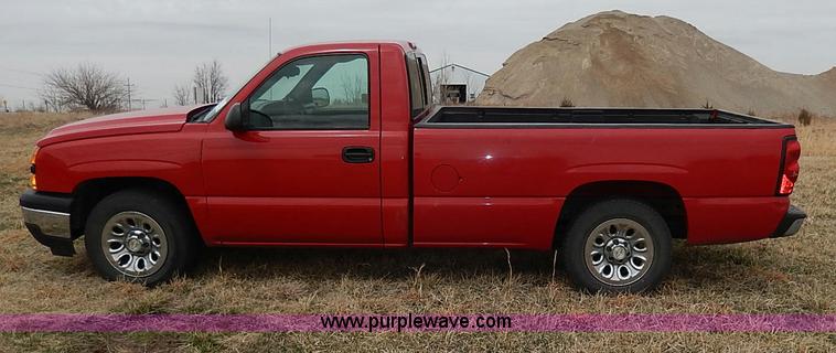 image for item I3722 2006 Chevrolet Silverado 1500 pickup truck