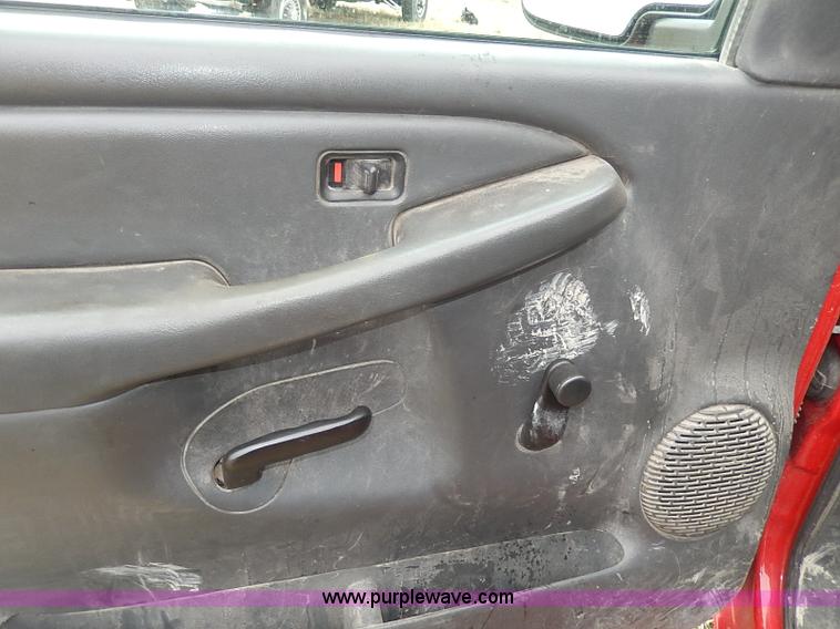 image for item I3722 2006 Chevrolet Silverado 1500 pickup truck