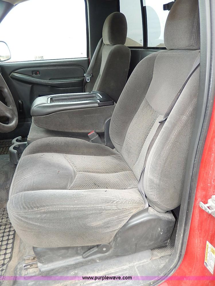 image for item I3722 2006 Chevrolet Silverado 1500 pickup truck