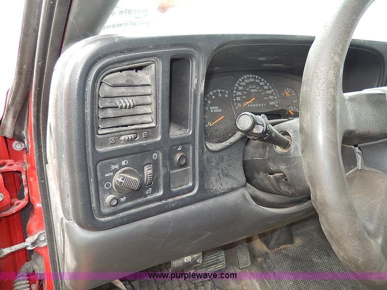 image for item I3722 2006 Chevrolet Silverado 1500 pickup truck