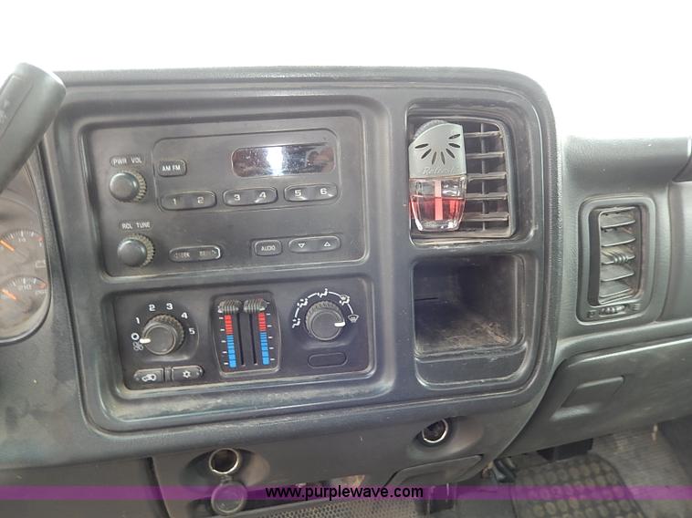 image for item I3722 2006 Chevrolet Silverado 1500 pickup truck