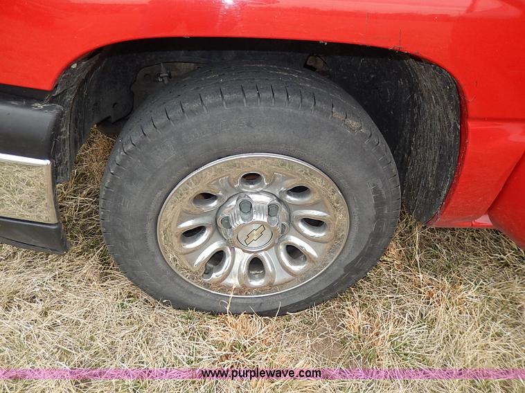 image for item I3722 2006 Chevrolet Silverado 1500 pickup truck