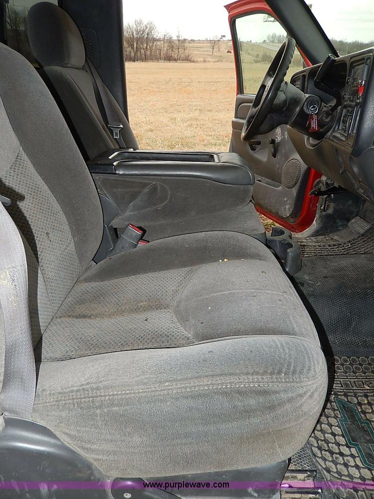 image for item I3722 2006 Chevrolet Silverado 1500 pickup truck