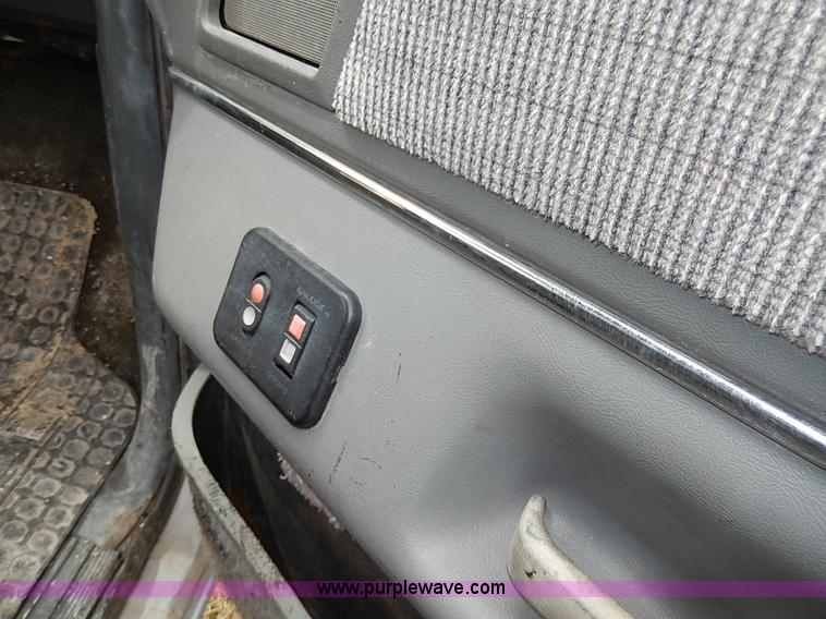 image for item I3725 1991 Ford F250 Super Duty XLT Lariat SuperCab pickup truck