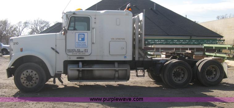 image for item I5515 1999 Freightliner FLD120SD semi truck