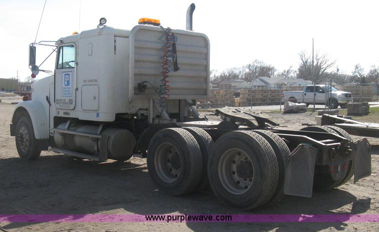 image for item I5515 1999 Freightliner FLD120SD semi truck
