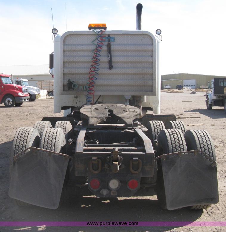 image for item I5515 1999 Freightliner FLD120SD semi truck