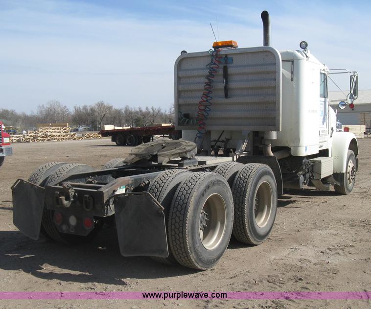 image for item I5515 1999 Freightliner FLD120SD semi truck