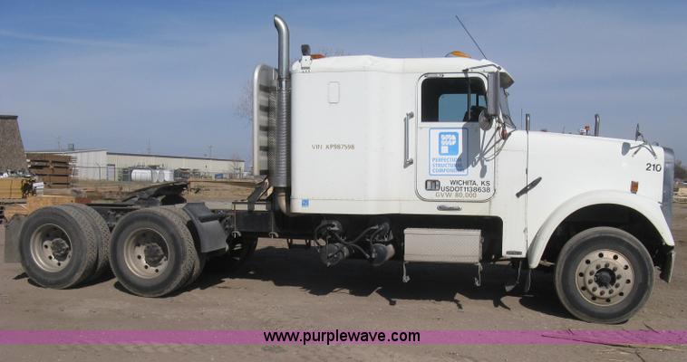 image for item I5515 1999 Freightliner FLD120SD semi truck