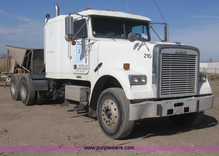 image for item I5515 1999 Freightliner FLD120SD semi truck