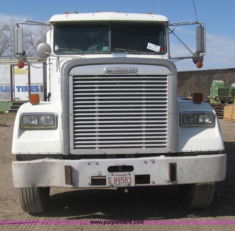 image for item I5515 1999 Freightliner FLD120SD semi truck