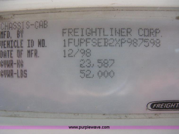 image for item I5515 1999 Freightliner FLD120SD semi truck