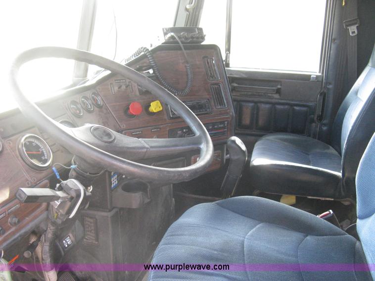 image for item I5515 1999 Freightliner FLD120SD semi truck