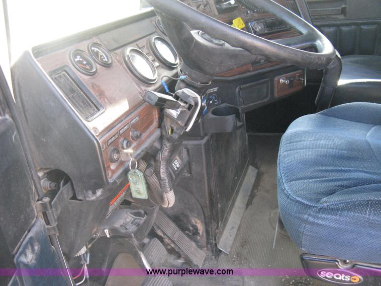 image for item I5515 1999 Freightliner FLD120SD semi truck