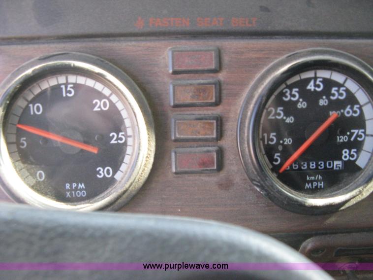 image for item I5515 1999 Freightliner FLD120SD semi truck