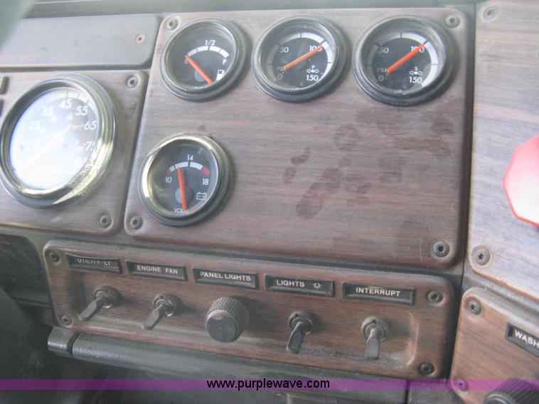 image for item I5515 1999 Freightliner FLD120SD semi truck