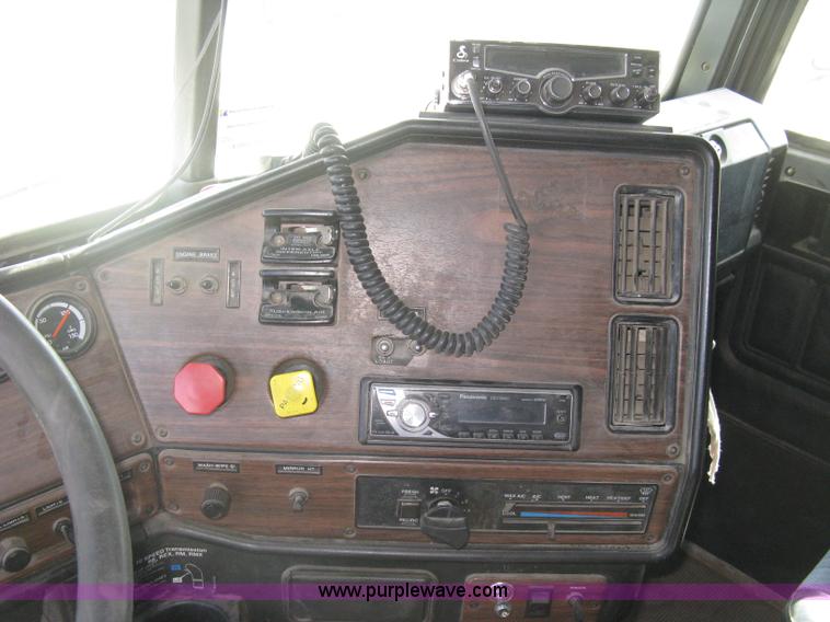 image for item I5515 1999 Freightliner FLD120SD semi truck