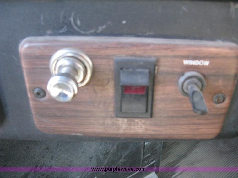 image for item I5515 1999 Freightliner FLD120SD semi truck