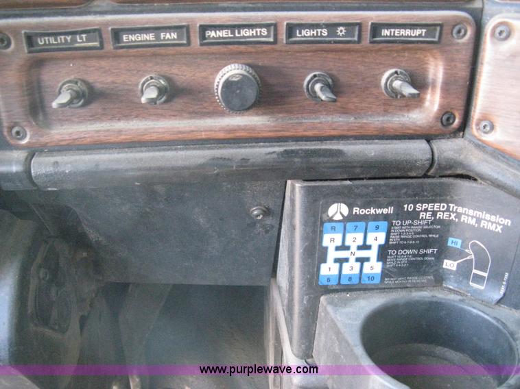 image for item I5515 1999 Freightliner FLD120SD semi truck