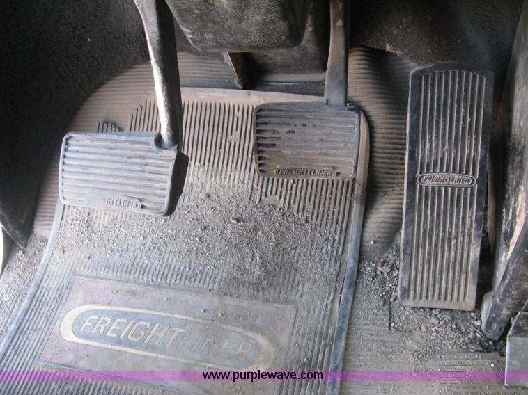 image for item I5515 1999 Freightliner FLD120SD semi truck