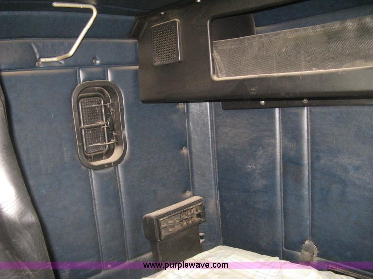 image for item I5515 1999 Freightliner FLD120SD semi truck