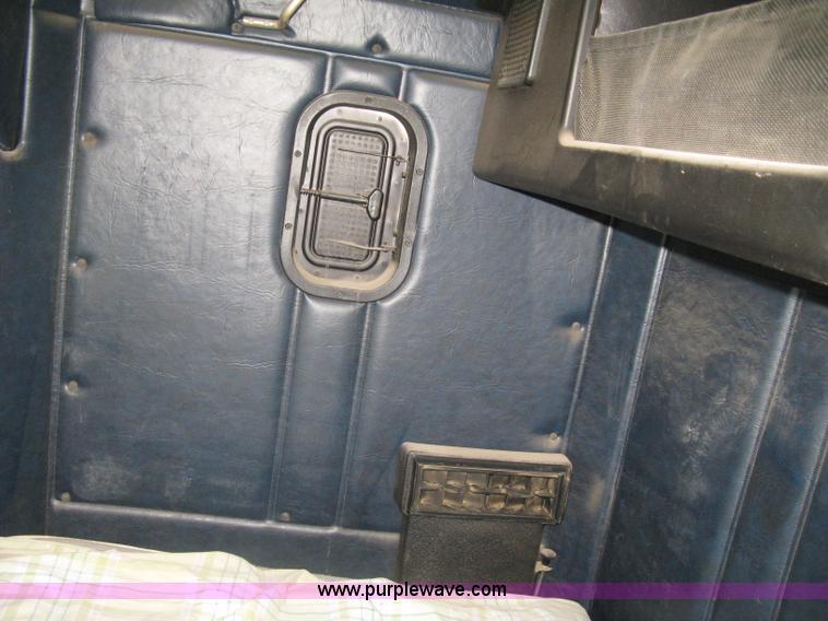 image for item I5515 1999 Freightliner FLD120SD semi truck