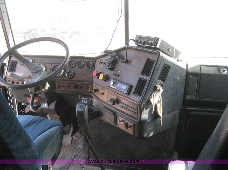 image for item I5515 1999 Freightliner FLD120SD semi truck