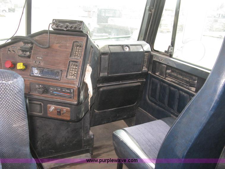 image for item I5515 1999 Freightliner FLD120SD semi truck