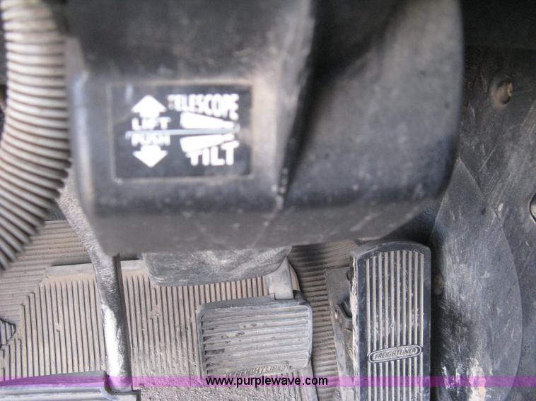 image for item I5515 1999 Freightliner FLD120SD semi truck